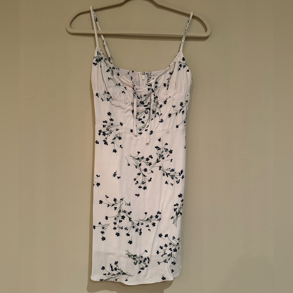 Sunday Best (Aritzia) X Small white & blue floral print mini dress